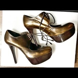 Stuart Weitzman unique heel shoe little distressed style